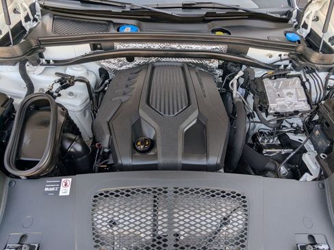 Certified 2025 Porsche Macan AWD/4WD image 28