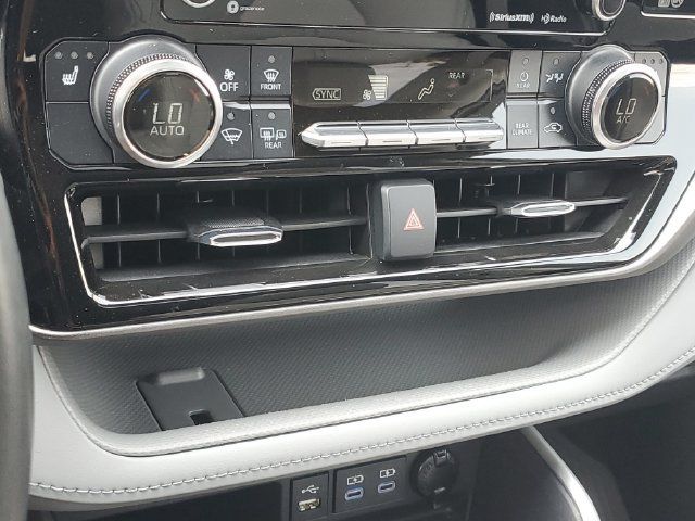 Used 2022 Toyota Highlander XLE AWD/4WD image 28
