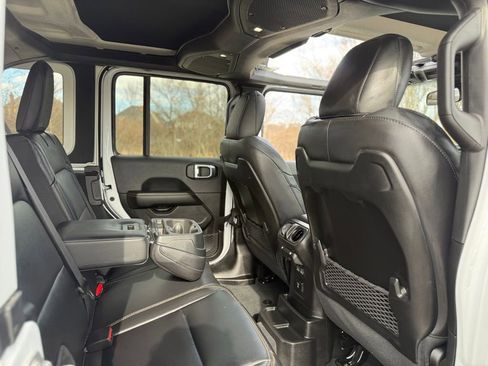 Used 2024 Jeep Wrangler Sahara image 23