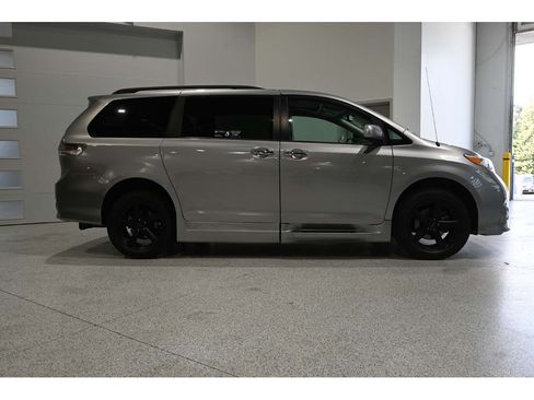 Used 2013 Toyota Sienna SE FWD image 5