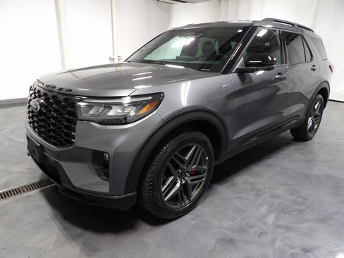 Used 2025 Ford Explorer ST-Line w/ ST-Line Street Pack AWD/4WD image 4