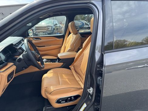 Used 2024 Jeep Grand Cherokee Summit image 11