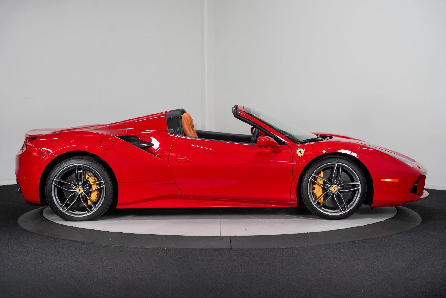 Used 2017 Ferrari 488 Spider RWD image 9