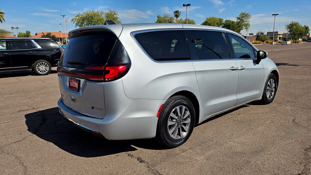 Used 2023 Chrysler Pacifica Touring-L FWD image 11