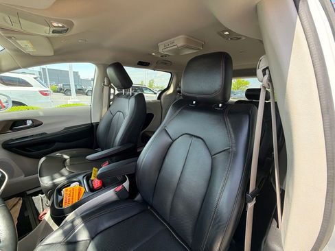 Used 2019 Chrysler Pacifica Touring-L FWD image 9