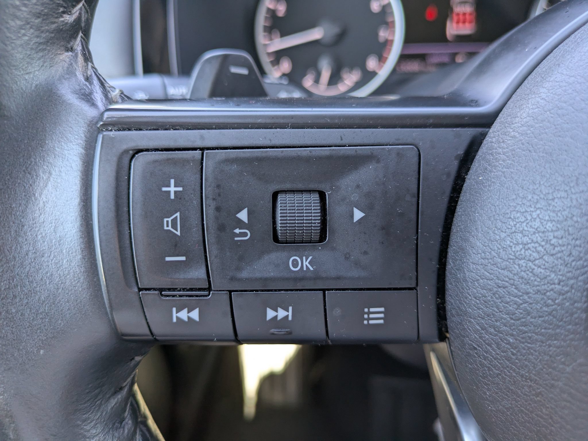 Certified 2024 Nissan Pathfinder SV FWD image 25