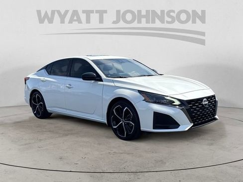 Used 2024 Nissan Altima 2.5 SR w/ SR Premium Package FWD image 7