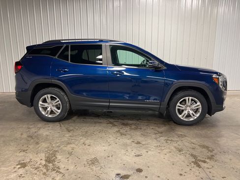 Certified 2022 GMC Terrain SLE w/ Driver Convenience Package image 2