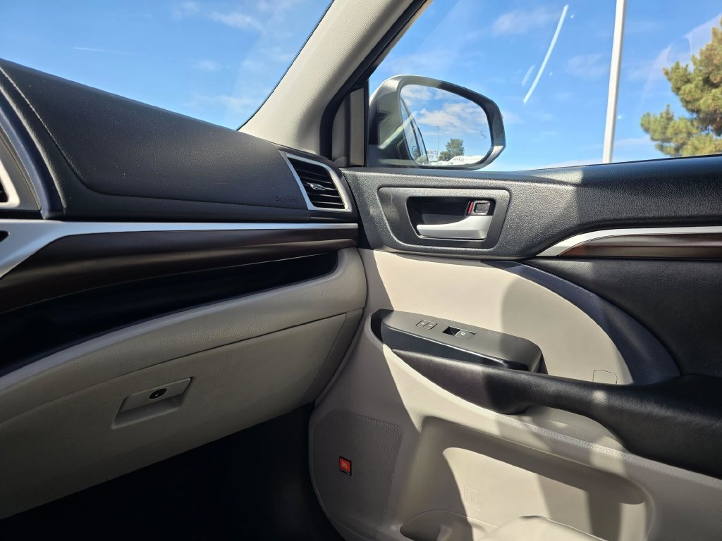 Used 2016 Toyota Highlander Limited AWD/4WD image 26