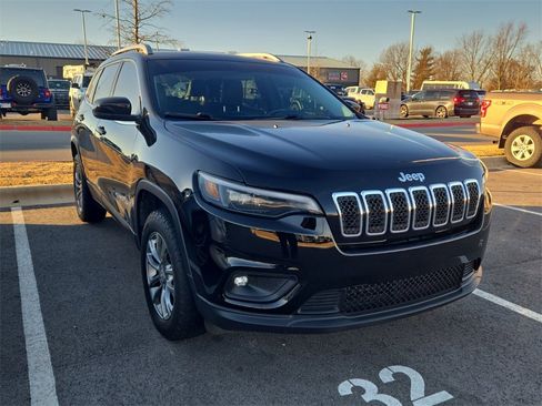 Used 2019 Jeep Cherokee Latitude Plus w/ Cold Weather Group image 4