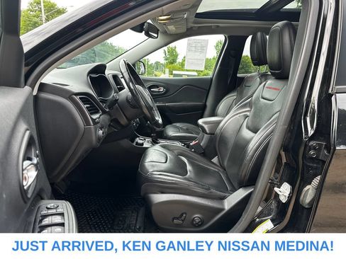 Used 2019 Jeep Cherokee Trailhawk AWD/4WD image 14