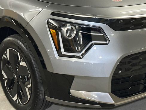 Certified 2025 Kia Niro Wind image 11