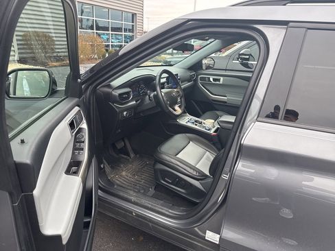 Used 2022 Ford Explorer XLT w/ Equipment Group 202A image 10