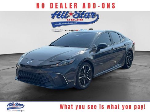 Used 2025 Toyota Camry SE FWD image 1