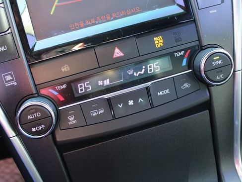 Used 2016 Toyota Camry XLE image 23