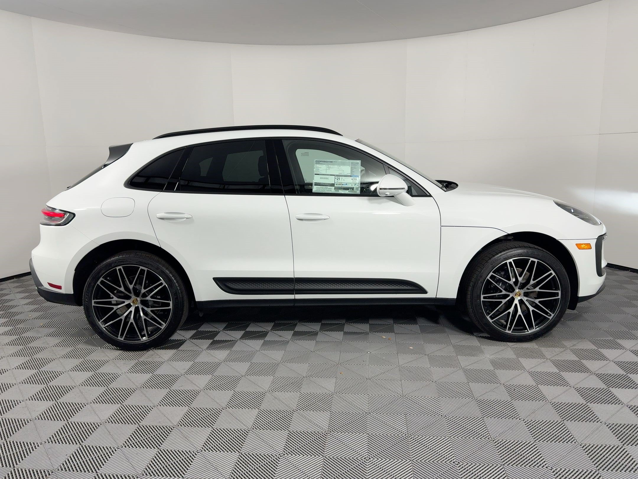 Certified 2026 Porsche Macan AWD/4WD image 8