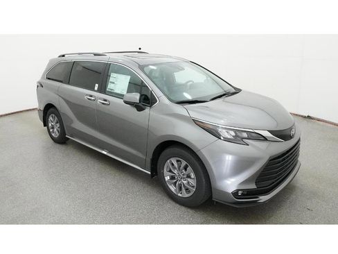 New 2026 Toyota Sienna XLE image 13