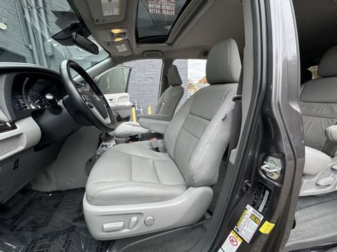 Used 2019 Toyota Sienna XLE image 14