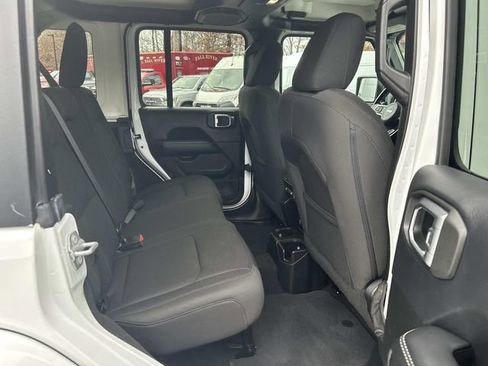 Used 2018 Jeep Wrangler Unlimited Sahara image 12