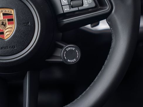 Certified 2025 Porsche Cayenne image 9