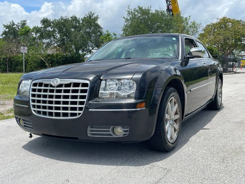 Used 2010 Chrysler 300 Touring RWD image 4