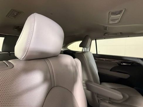 Used 2023 Toyota Highlander Limited FWD image 27