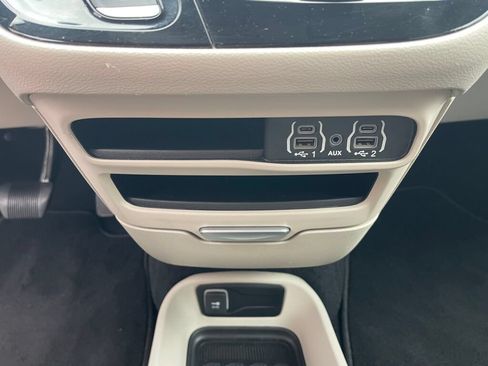 Used 2023 Chrysler Pacifica Touring-L FWD image 15