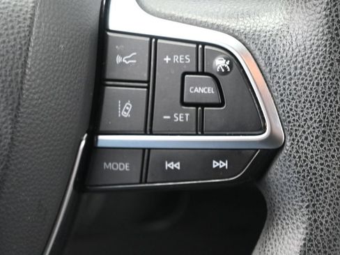 Used 2020 Toyota Highlander L AWD/4WD image 19