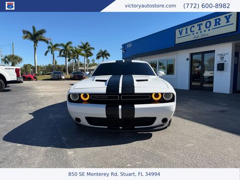 Used 2019 Dodge Challenger SXT image 2