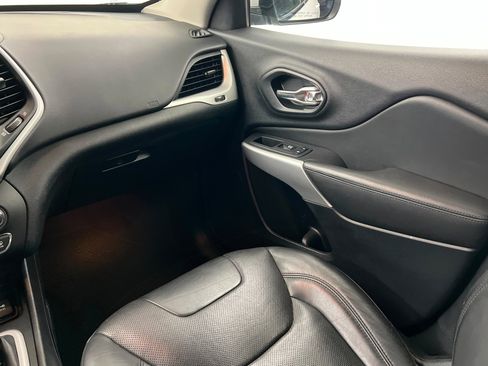 Used 2018 Jeep Cherokee Overland w/ Technology Group image 11