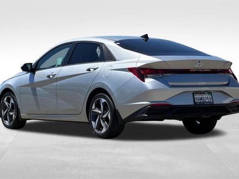 Used 2023 Hyundai Elantra SEL w/ Convenience Package FWD image 6