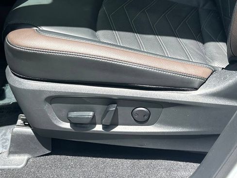 Used 2025 Nissan Pathfinder Platinum FWD image 16