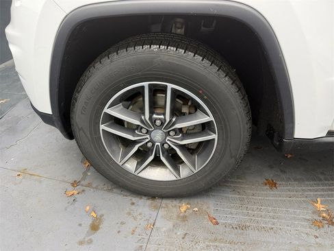 Used 2018 Jeep Grand Cherokee Limited image 39