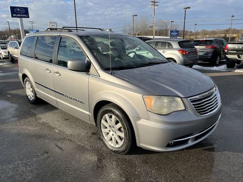 Used 2016 Chrysler Town & Country Touring image 11