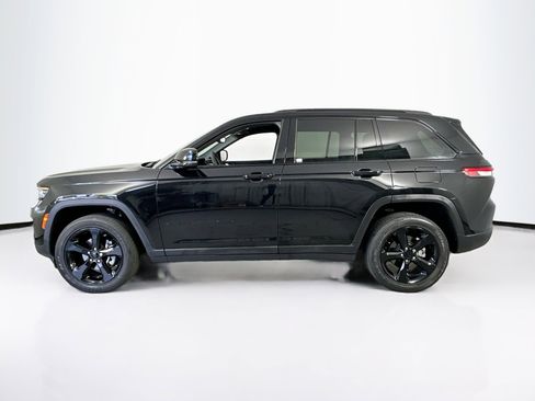 Used 2023 Jeep Grand Cherokee Altitude image 8