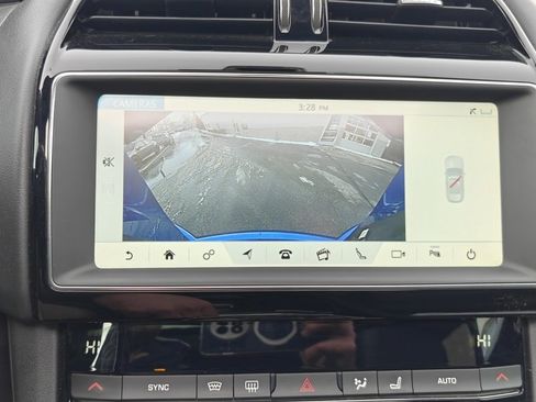 Used 2020 Jaguar F-PACE Premium image 32