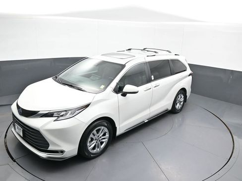Certified 2025 Toyota Sienna Limited image 36