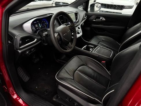 Used 2025 Chrysler Pacifica Limited image 19