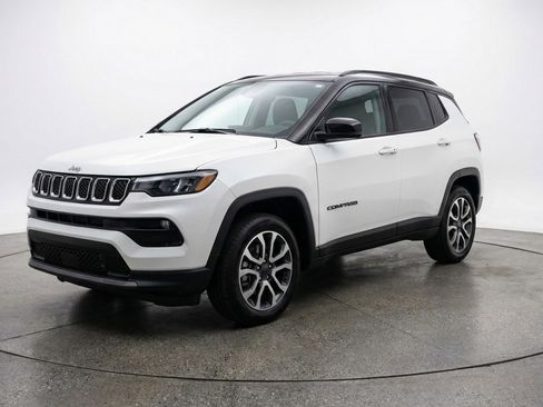 Used 2025 Jeep Compass Limited AWD/4WD image 3