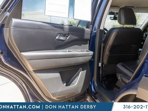 Used 2023 Nissan Pathfinder SL AWD/4WD image 17