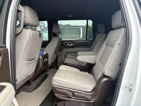 Used 2022 GMC Yukon XL SLT w/ SLT Premium Package AWD/4WD image 3