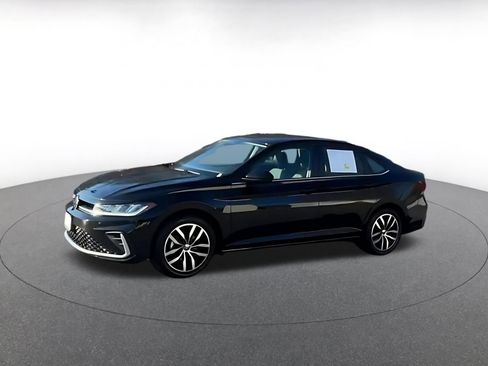 Used 2025 Volkswagen Jetta SE image 4