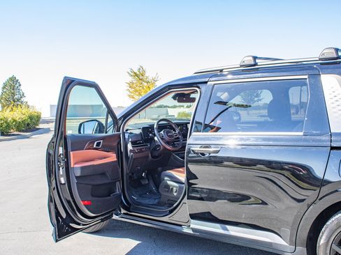 Used 2025 Kia Carnival SX w/ SX Dark Edition Package FWD image 24