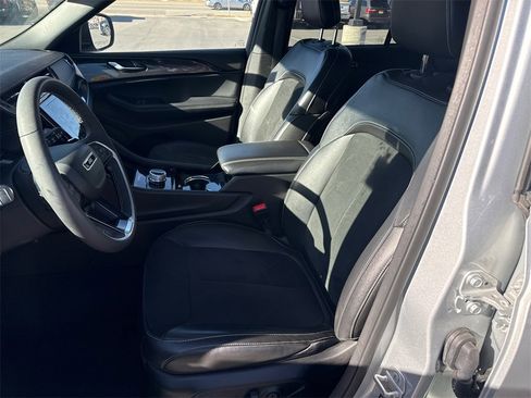 Used 2023 Jeep Grand Cherokee Altitude image 8