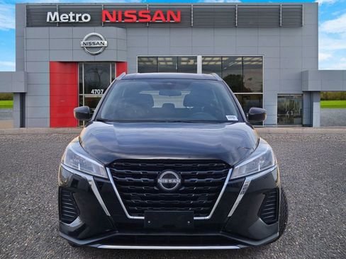 Used 2022 Nissan Kicks SV image 2