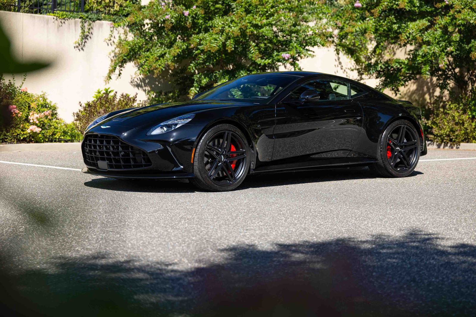 Used 2025 Aston Martin V8 Vantage Coupe RWD image 32