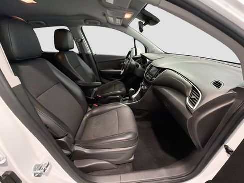Used 2020 Chevrolet Trax LT w/ LT Convenience Package FWD image 24