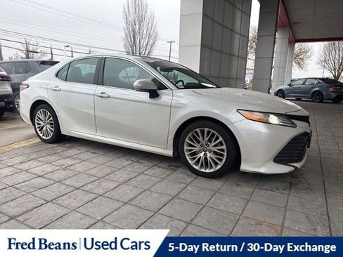 Used 2018 Toyota Camry XLE image 3