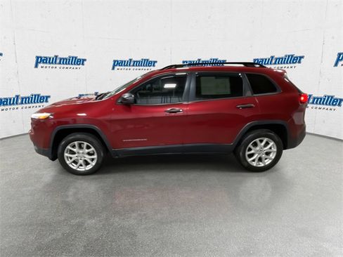 Used 2016 Jeep Cherokee Sport image 6