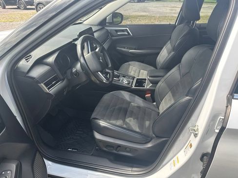 Used 2024 Mitsubishi Outlander SE Black Edition FWD image 7